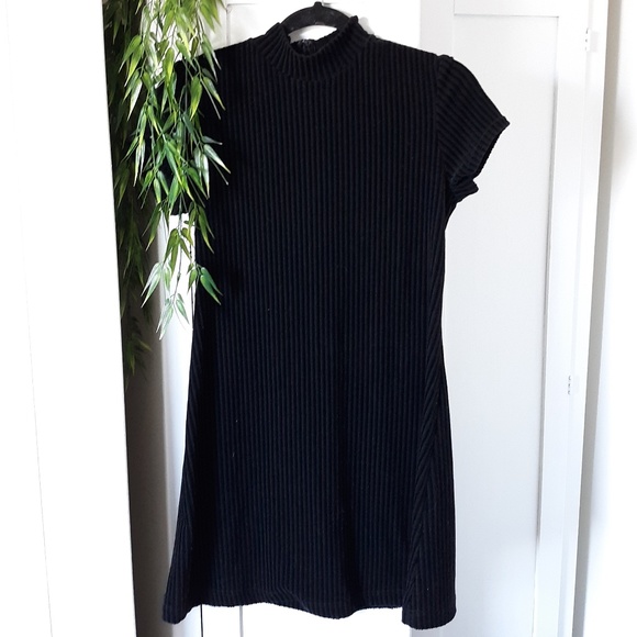 Dresses & Skirts - ⭐Mock Neck Dress